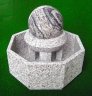 Kugelbrunnen Mod. Achteck-50 mit wasserlaufender Kugel 60 cm